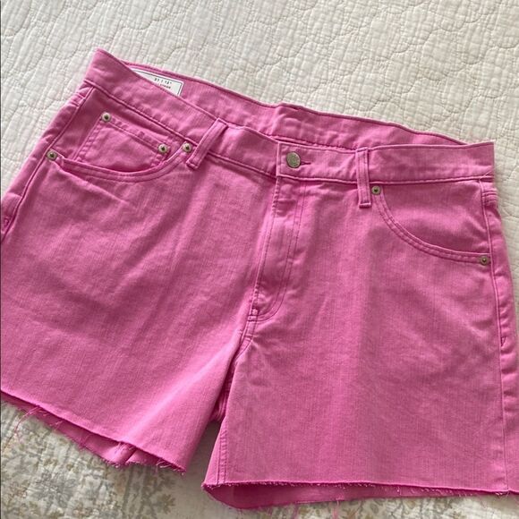 NEW GAP BUBBLEGUM PINK LOW STRIDE JEAN SHORTS 12T/31 - Picture 1 of 9